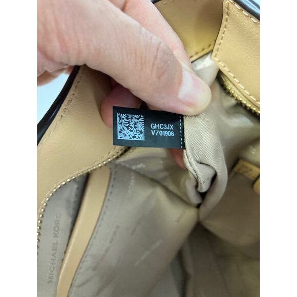 MICHAEL KORS, LIGHT TAN PEBBLED LEATHER WOMENS SHOULDER BAG - Picture 12 of 15